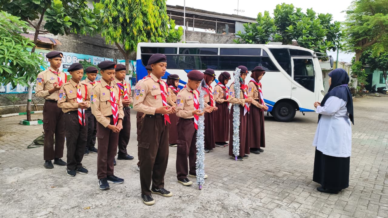 Penuh Doa dan Harapan, Kepala MTsN 9 Bantul Lepas Regu Penggalang ke LT III Kwarcab